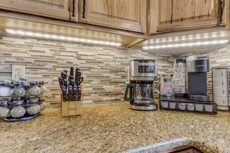 Cabin~Views~Heart Of Town~W&D~Fireplace~Kitchen Woodland Park Luaran gambar